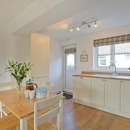 Peaceful Location Lower Rates For Longer Lets Holiday home